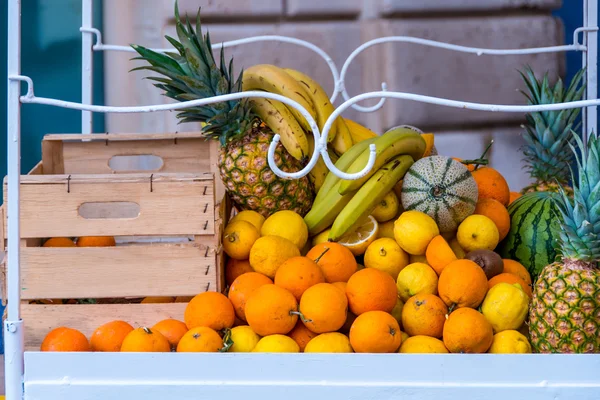 Einkaufswagen mit frischen Früchten in Syrakus, Sizilien, Italien Stockbild