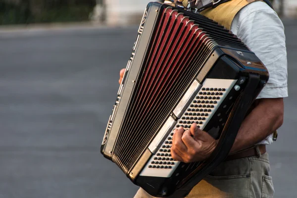 Straßenmusiker spielt Akkordeon lizenzfreie Stockfotos