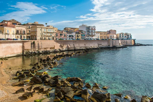 Weergave van Syracuse, Ortigia, Sicilië, Italië, huizen met uitzicht op zee Rechtenvrije Stockfoto's