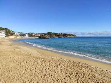 Sant Pol plajındaki (Sant Feliu de Guxols) sahil yolunun bir parçası olan ahşap parmaklıklı ahşap yürüyüş yolu.)