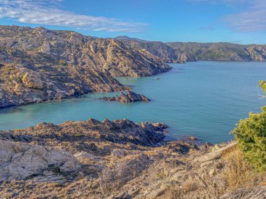 Cala Ravener 'da vahşi manzara, Cap de Creus, Girona, Catalonia' da ıssız bir körfez.