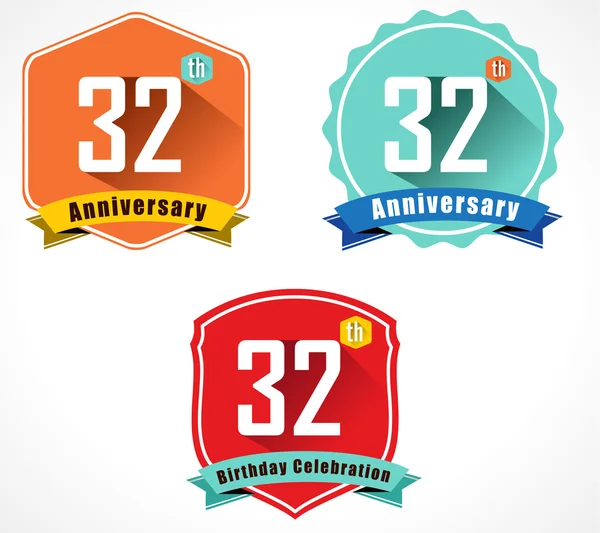 32o aniversário emblema decorativo — Vetor de Stock