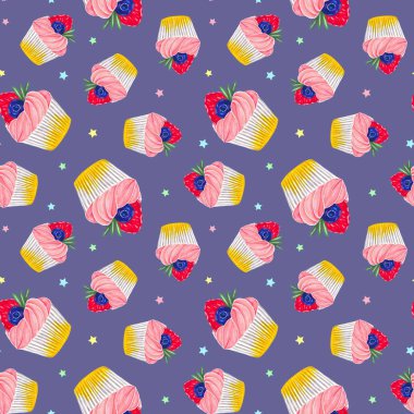 Kusursuz desenli, çilekli, yaban mersinli ve pembe kremalı bir kek. Mor bir arka planda. Çörek. Paket ve kumaş için çilek ve yaban mersinli tatlılar.