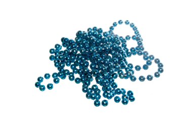 Beyaz arkaplanda izole edilmiş boncuklar