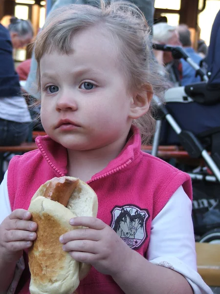 Dziewczynka szybko jedzenie poza — Zdjęcie stockowe
