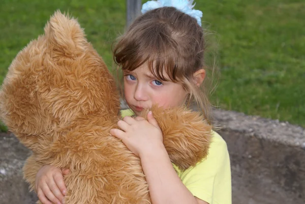 Menina chorar urso de pelúcia — Fotografia de Stock