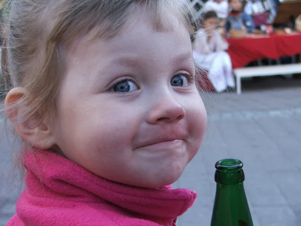 女の子赤ちゃんボトル通り一日お祭り気分 — ストック写真