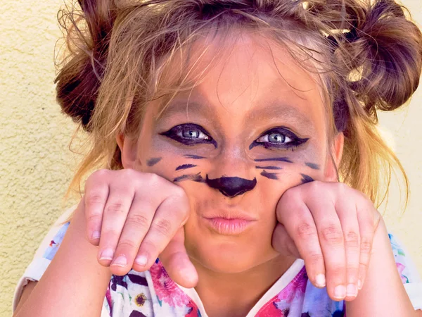 10 歳の少女が猫顔を装飾 — ストック写真