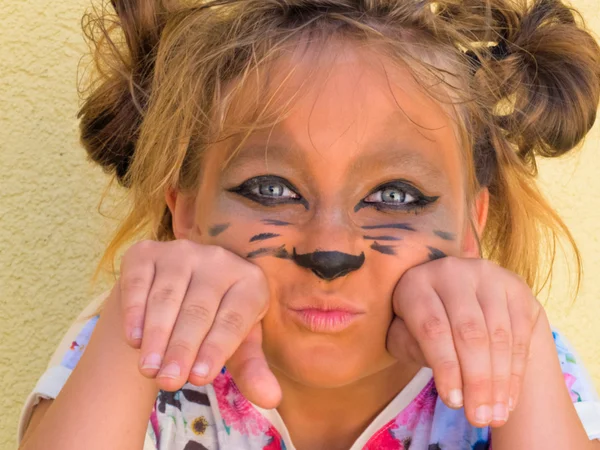 10 歳の少女が猫顔を装飾 — ストック写真
