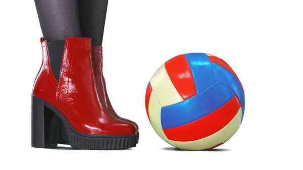 Rote Schuhe auf isoliertem Hintergrund, ein farbiger Volleyball. — Stockfoto