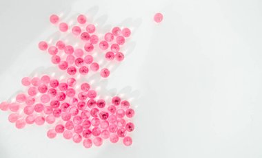 Sağlıklı yaşam için pembe vitaminler, beyaz izole bir arka planda. Beyaz arka plan. Seçici Odaklanma