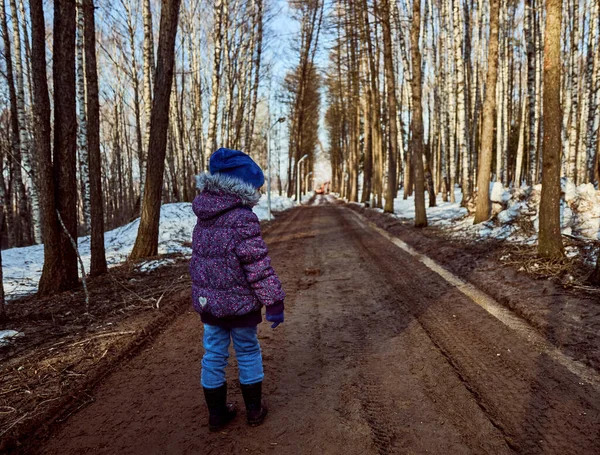 一个女孩是个孩子 在春天的公园里散步 沿着大路种树 一家人在公园里散步 春天的天气 — 图库照片