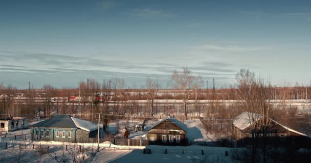 Knitters ロシア 203 20201年3月 通りは見通し 窓からの眺めです 列車はゆっくりと動いている 民家が見えます 地平線と青空 人を運ぶという概念 — ストック動画