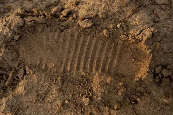 신발에서 모래를 따라가는 흔적. 구두의 발바닥은 모래사장인 반사판 모양을 하고 있다. 해변의 오솔길. — 스톡 사진