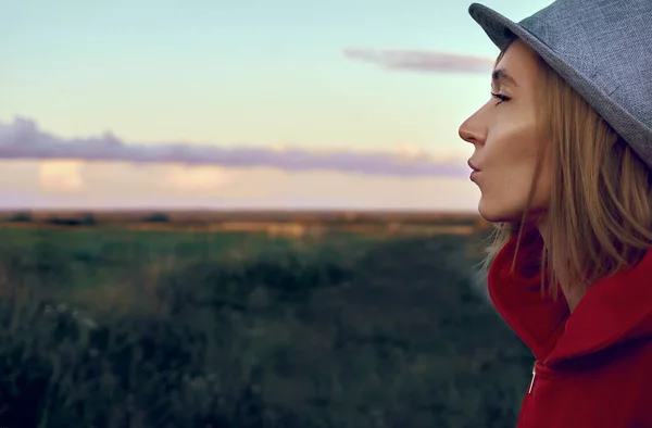 Una Chica Con Chaqueta Roja Sombrero Envía Beso Aire Una — Foto de Stock