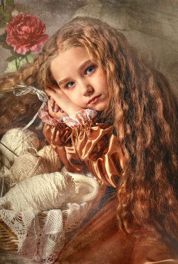 Retro giysili ve kıvırcık saçlı bebek hüzünle oturur ve yana bakar. Çocuğun önünde bir retro dikiş makinesi var. Dikiş işi kavramı, kendi ellerinle. Seçici odaklanma. retro