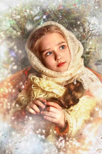 Ένα Κορίτσι Μαντίλα Κοιτάζει Αλλού Χειμώνας Και Γιορτή Πρωτοχρονιάτικη Κάρτα Royalty Free Εικόνες Αρχείου