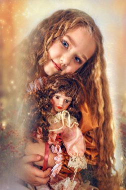 Kalın kıvırcık saçlı bir kız oyuncak bebek tutuyor. Retro elbise, nakışçı kadın. Büyük mavi gözler. Arkaplan