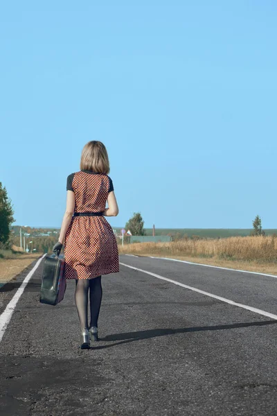 Una Chica Con Vestido Guisante Camina Camino Una Reunión Los — Foto de Stock