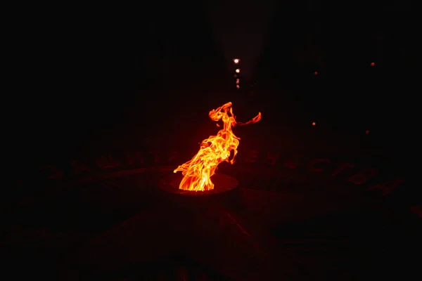 Protegendo o de th9. Fogo, fogo eterno, símbolo da vitória. Um incêndio em desenvolvimento. Chama. Laranja amarela. — Fotografia de Stock