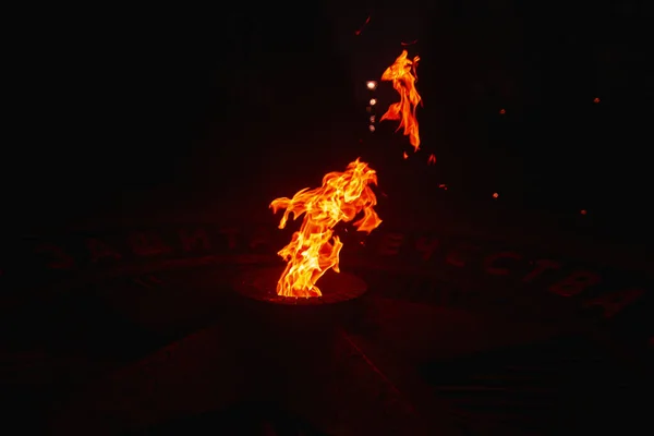 Protegendo o de th9. Fogo, fogo eterno, símbolo da vitória. Um incêndio em desenvolvimento. Chama. Laranja amarela. — Fotografia de Stock