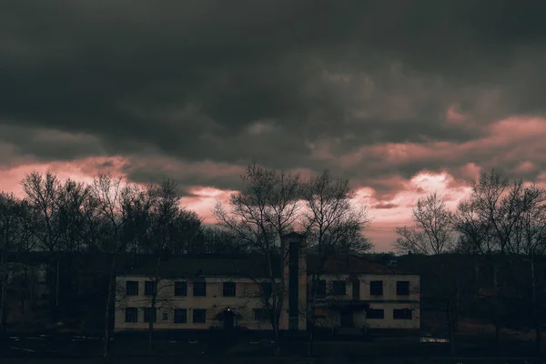 Ein Altes Gebäude Dorf Gewitterwolken Über Dem Dach Roter Sonnenuntergang — Stockfoto