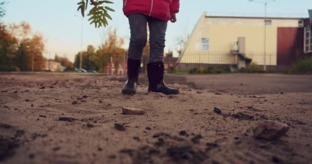 Lastik Çizmeli Kırmızı Ceketli Bir Çocuk Kumu Tekmeliyor Kum Küçük — Stok video