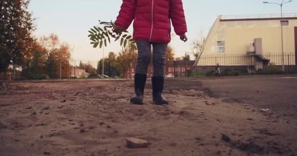 Дитина Гумових Чоботах Червона Куртка Пісок Пісок Розсипано Маленькі Шматочки — стокове відео