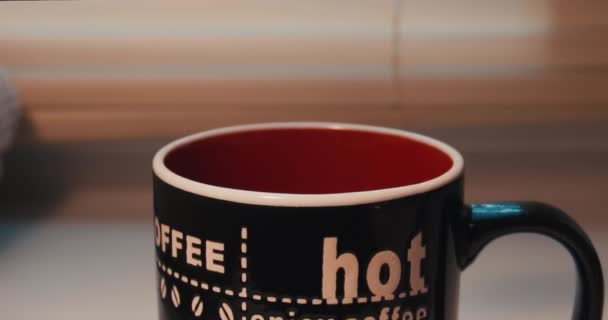 Black Red Mug Inscriptions Sugar Poured Mug Slow Motion Selective — Stock Video