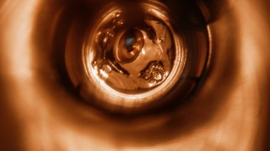 Cam şeffaf gece lambası, içinde diskler ve hava kabarcıkları var. Soyutlama, arkaplan, seçici yumuşak odak.