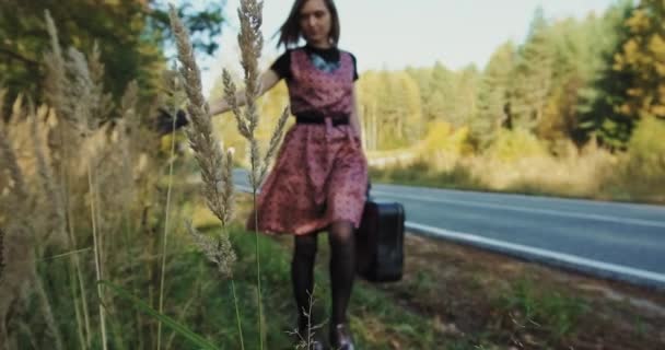 Ένα Κορίτσι Χαλαρά Μαλλιά Μια Βαλίτσα Και Ένα Φόρεμα Πουά — Αρχείο Βίντεο