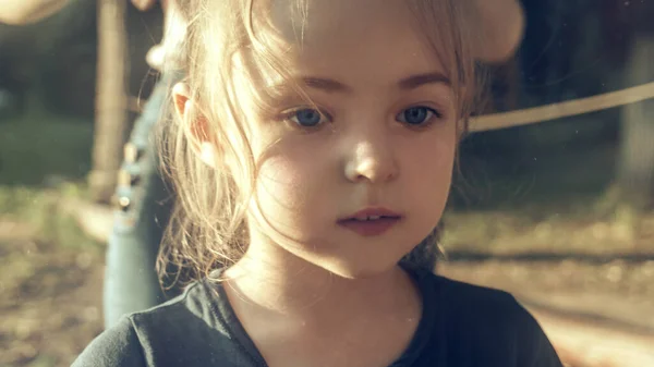 Una Bambina Guarda Lato Una Giornata Estiva Sole Camminare Viaggiare — Foto Stock