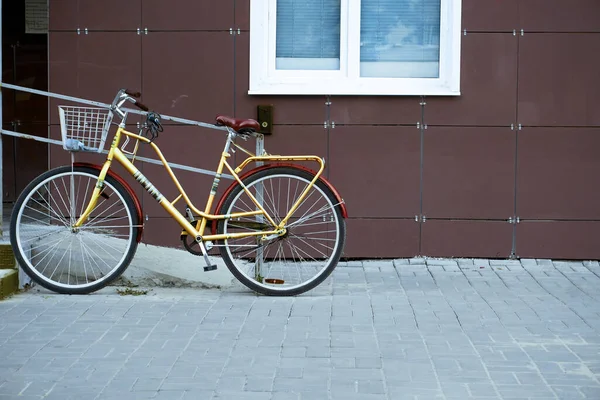 Yellow Bike Retro Style Two Wheeled Transport Riding Bike Outdoor — Stock Photo, Image