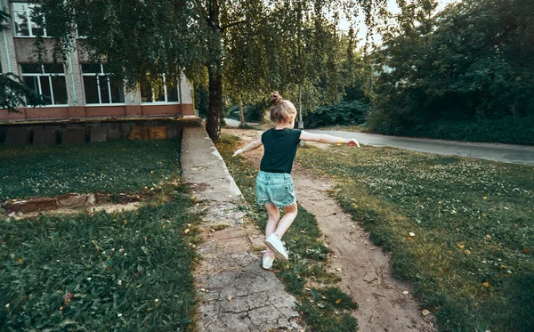 Niña Una Niña Pantalones Cortos Una Camisa Corriendo Con Los — Foto de Stock