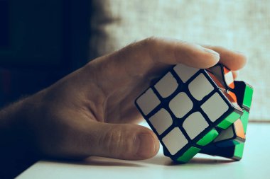 Vyazniks, Vladimir Bölgesi, 03.07.2021. Rubik Küpü gelişim için bir bulmaca oyunudur. El bulmacayı tutar..