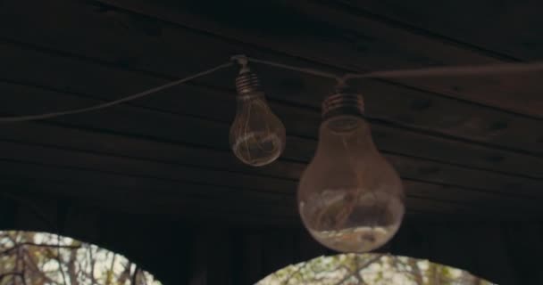 Гарантійні Лампочки Висять Поспіль Освітлення Літньої Альтанки Декорування Інтер Єру — стокове відео