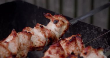 Tavuk kebabı ızgarada kızartılır, et parçaları şişte pişirilir. Sokakta et pişiriyorum.