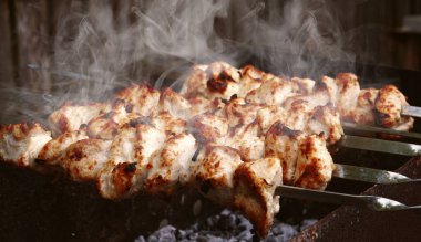 Izgarada et pişirme, barbekü, şişte dikilmiş et parçaları. Kömürde kavrulmuş kebap..