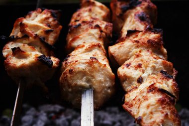 Izgarada et pişirme, barbekü, şişte dikilmiş et parçaları. Kömürde kavrulmuş kebap..