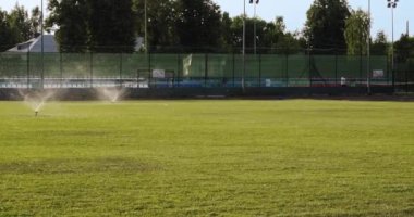 Sulama çimleri, bahçe, sebze bahçesi, futbol sahası. Otomatik fıskiye sulama sistemi, akıllı bahçe. Sulama için sulama başı. Bahçıvanlık kavramı