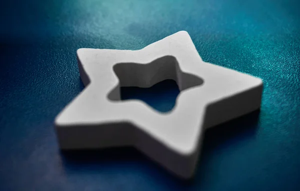 The wooden star is covered with white paint, lies on a leather surface. Soft selective selective focus. Background — Stock Photo, Image