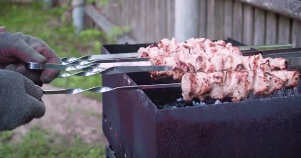 Csirke Kebabot Grillen Sütik Húsdarabokat Ültetnek Nyársra Főzés Céljából Húst — Stock videók