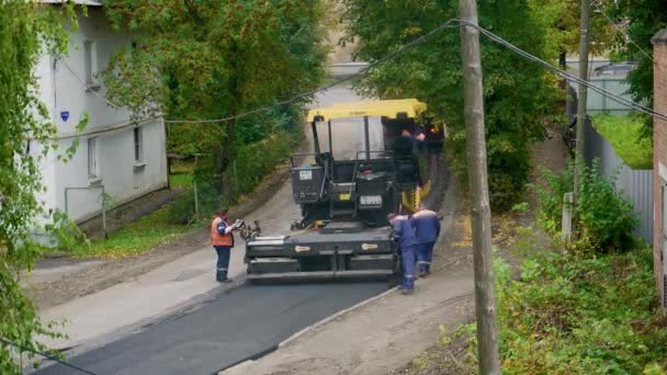 Vladimir地区 Vyazniki 2021年9月14日 修整路面 沥青路面 拆卸和滚动道路的特别运输设备 — 图库视频影像