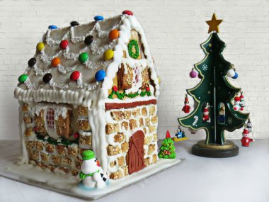 gingerbread house ve Noel ağacı