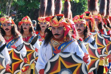 DENPASAR / BALI-JUNE 15 Haziran 2013: Bali Sanat Festivali Açılışı