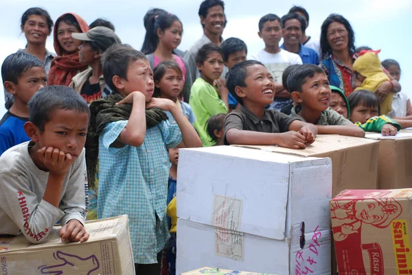 Karangasem, Bali - Augustus 17, 2015, Bağımsızlık Günü kutlamalarında Genç Balili kadın ve çocuklar grubu
