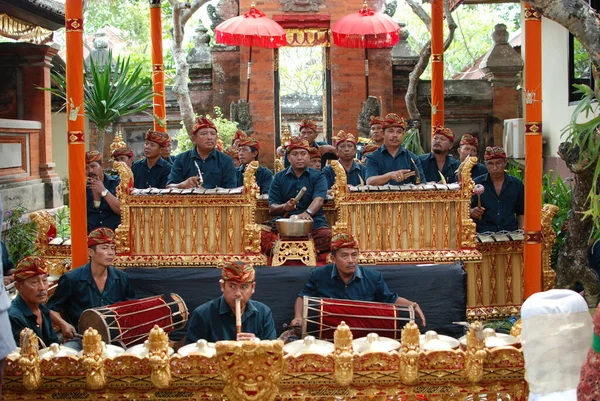 DENPASAR / BALI-JUNE 15 Haziran 2013: Bali Sanat Festivali Açılışı