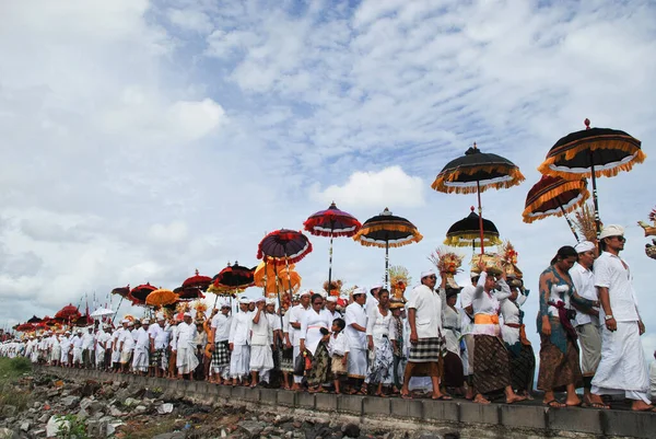 Sanur, Bali Adası, Endonezya - 6 Mart 2014: Bali halkı geleneksel su arıtma töreni için sahile yürüyordu.