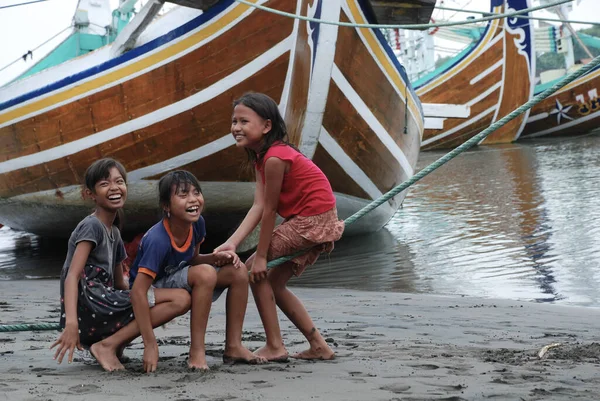 Amed Beach, Bali - Endonezya - 6 Mayıs 2016: Endonezyalı köy çocukları sanki mutluymuş gibi oynuyorlar ve sohbet ediyorlar