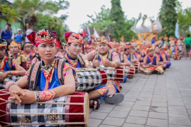 DENPASAR / BALI-JUNE 15 Haziran 2013: Bali Sanat Festivali Açılışı